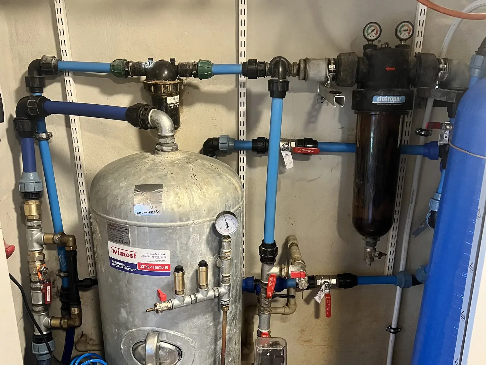 Zbiornik hydroforowy z filtrami i armaturą w kotłowni po modernizacji instalacji