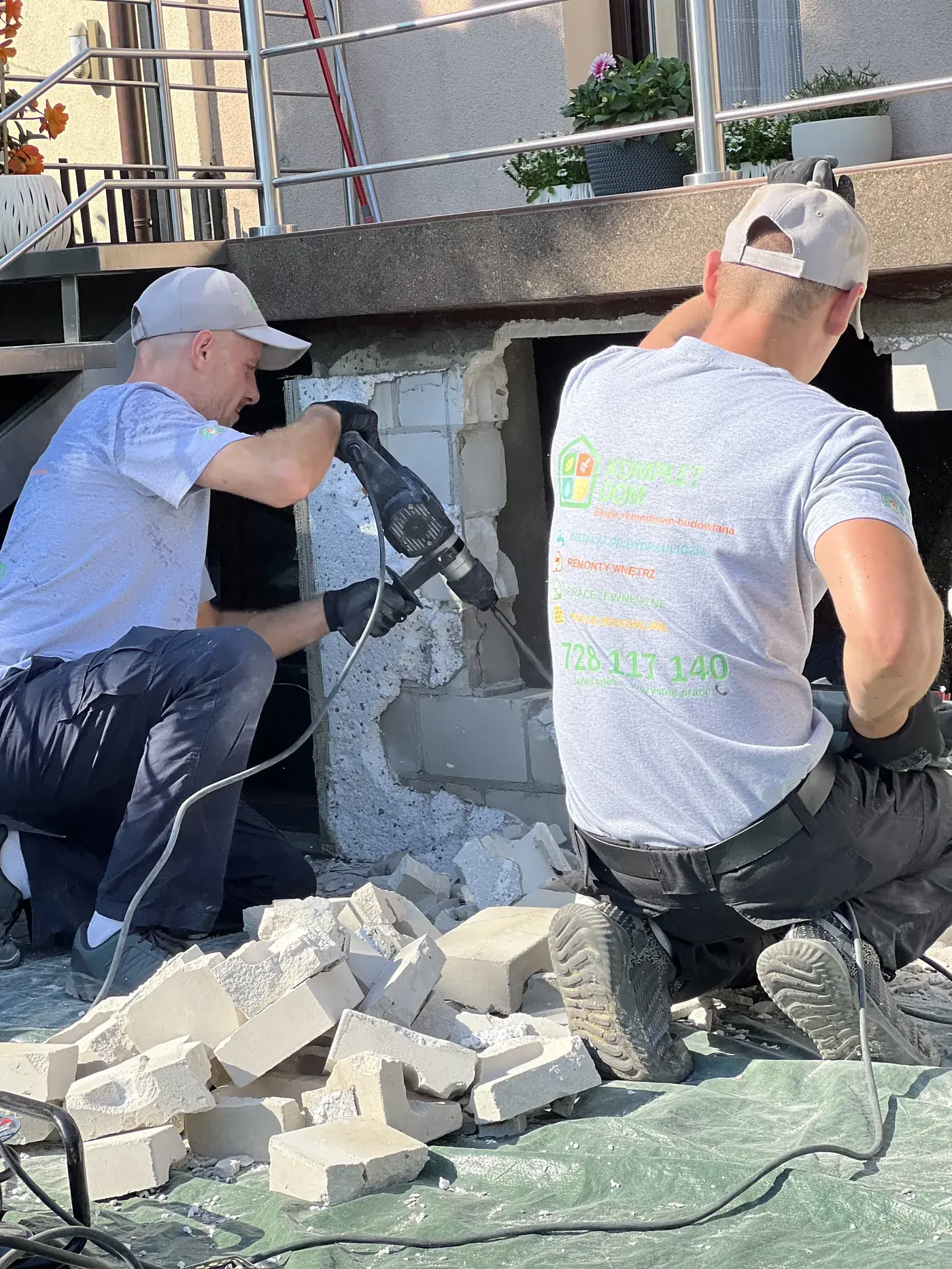 Ekipa KompletDom w koszulkach firmowych w trakcie prac wyburzeniowych